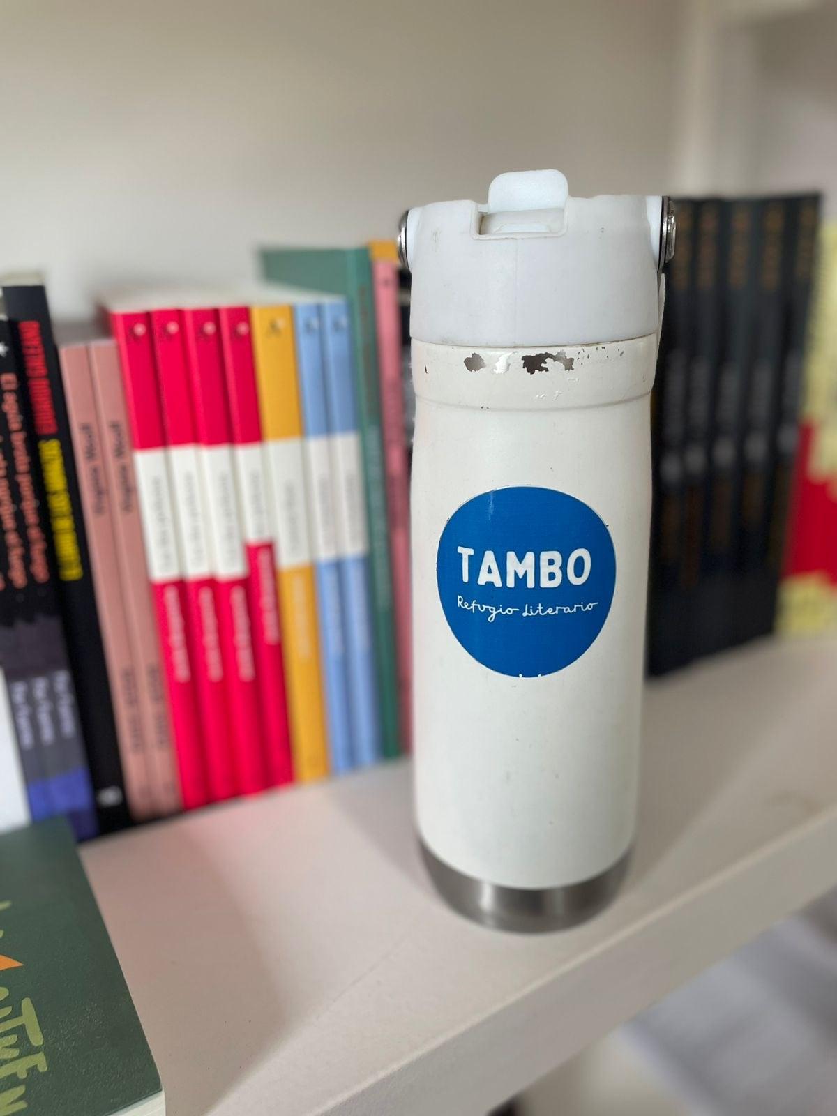 Sticker con el logo de Tambo Refugio Literario aplicado sobre un termo